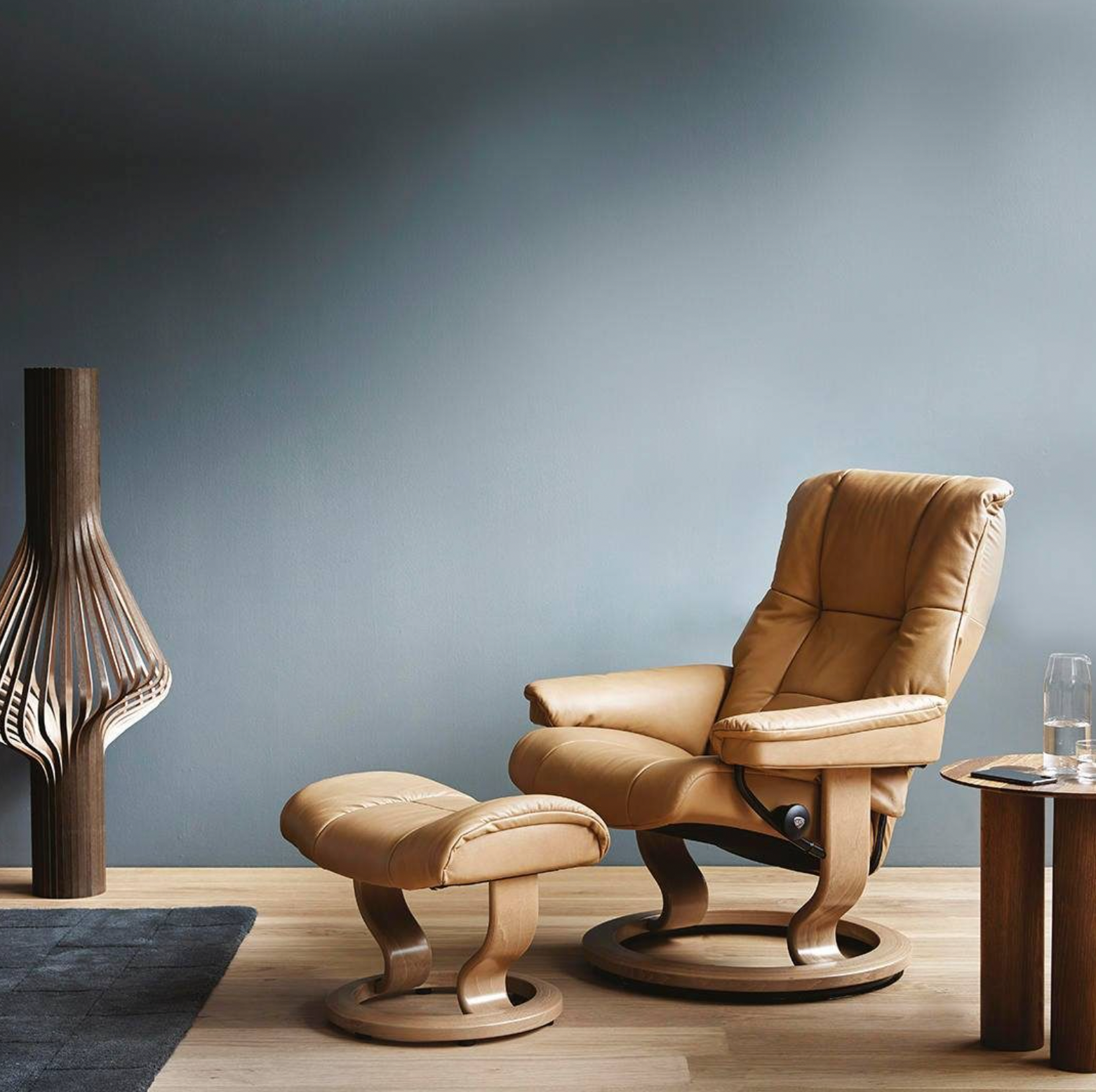 Stressless Mayfair Classic chair with footstool Hunters