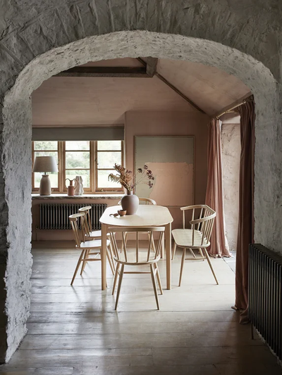 Medium outlet dining table